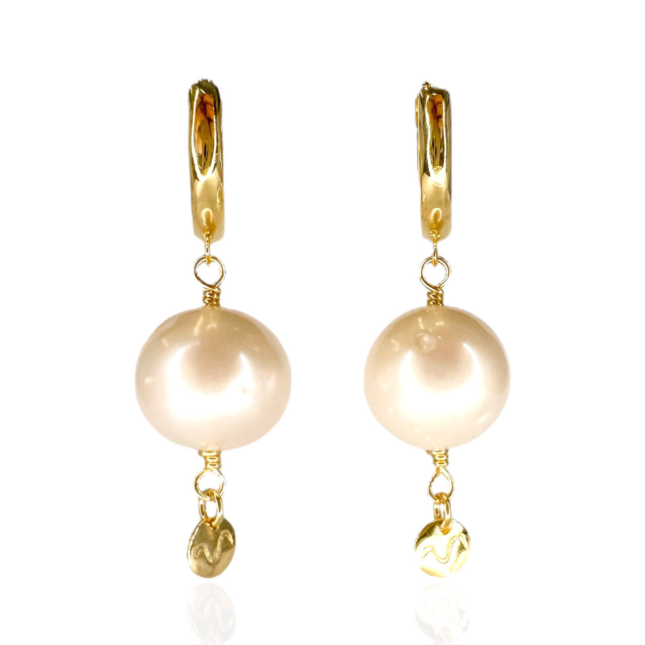 Brinco em prata 925 com banho de ouro 18k com argola click e perola redonda natural de 11 mm.