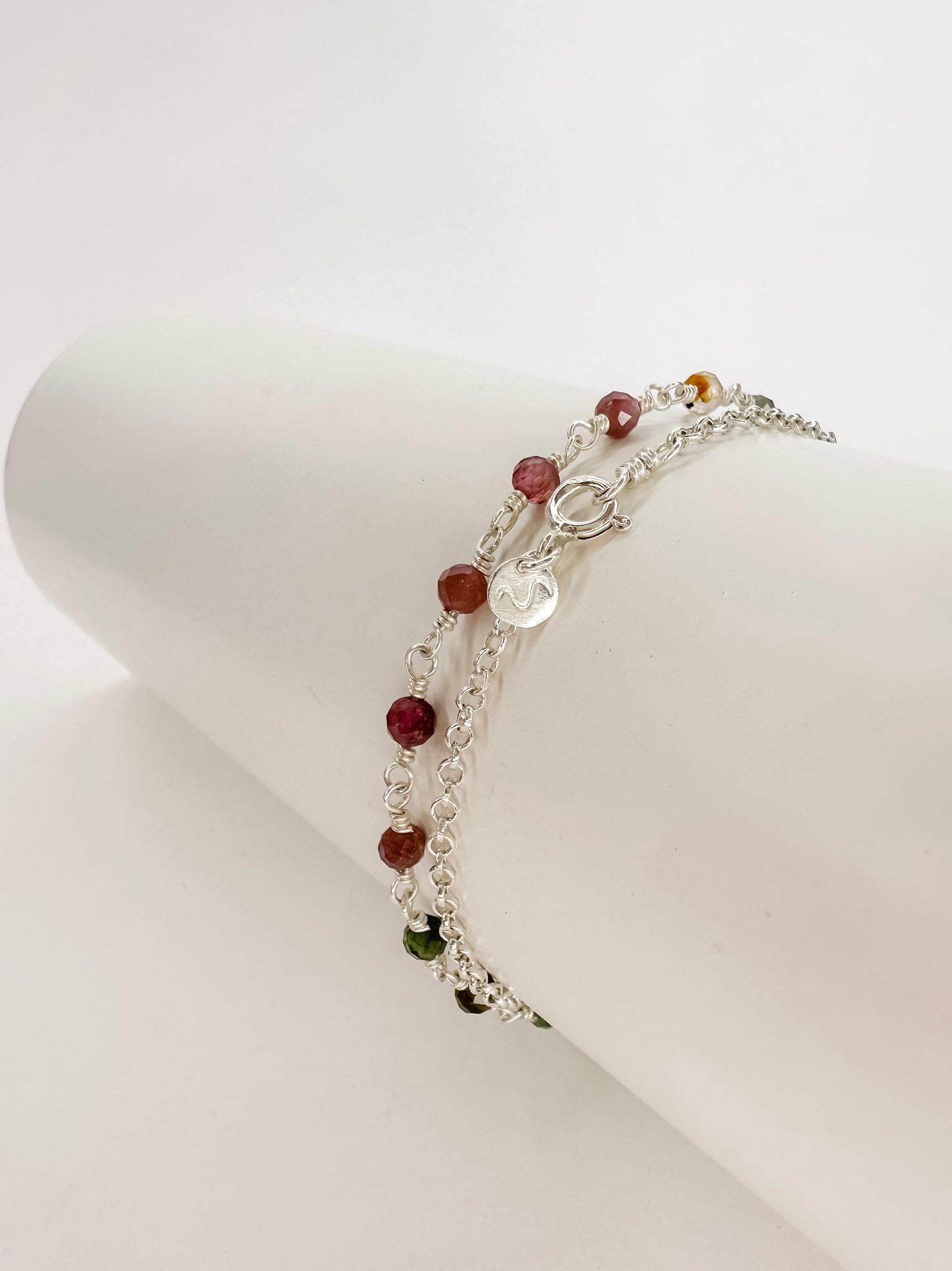 Colar e Pulseira de duas voltas de corrente portuguesa e turmaina melancia apoiada em uma bandeja branca com fundo branco.