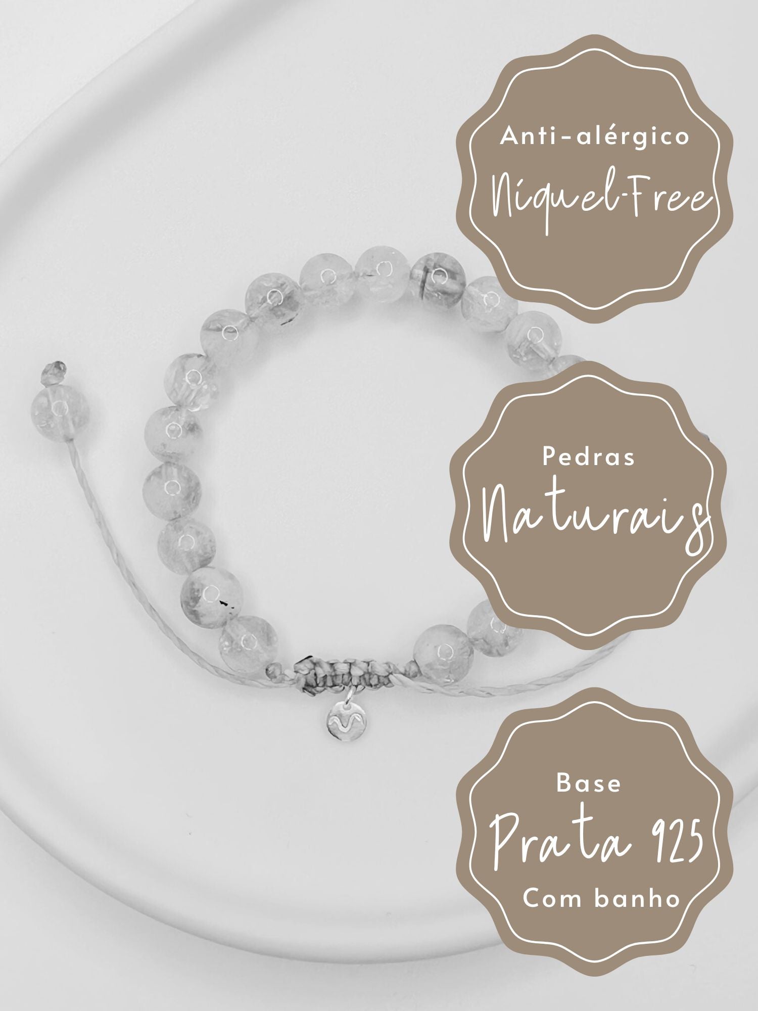 Pulseira de corda tamanho único com esferas de pedra citrino natural tamanho 6mm apoiada em bandeja de ceramica branca e fundo branco.