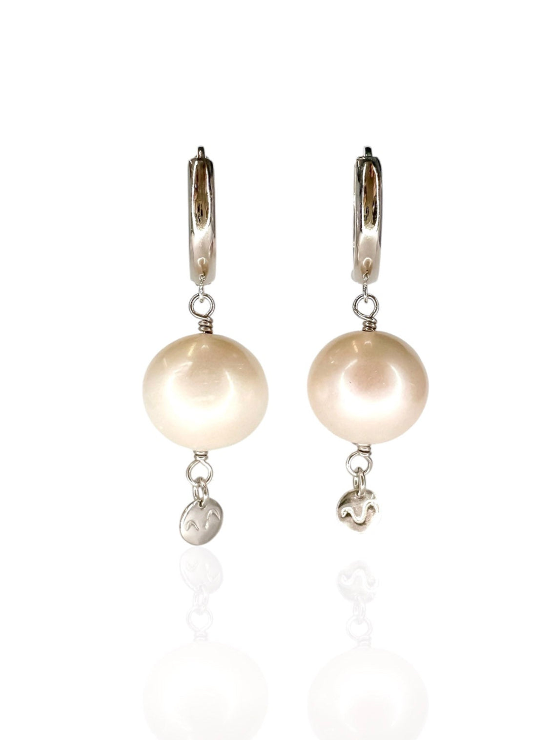 Brinco em prata 925 com banho de rodio branco com argola click e perola redonda natural de 11 mm.