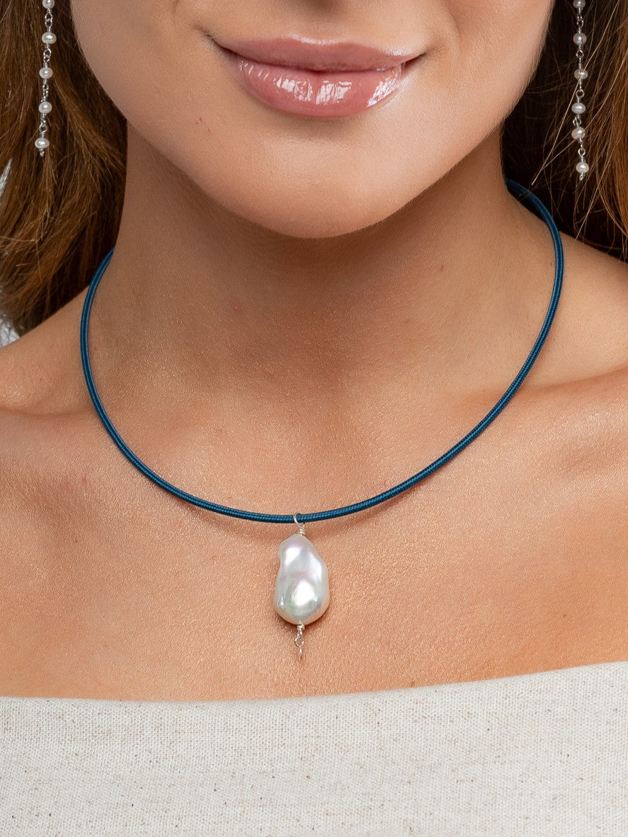 Colar Acetinado Azul com Imã