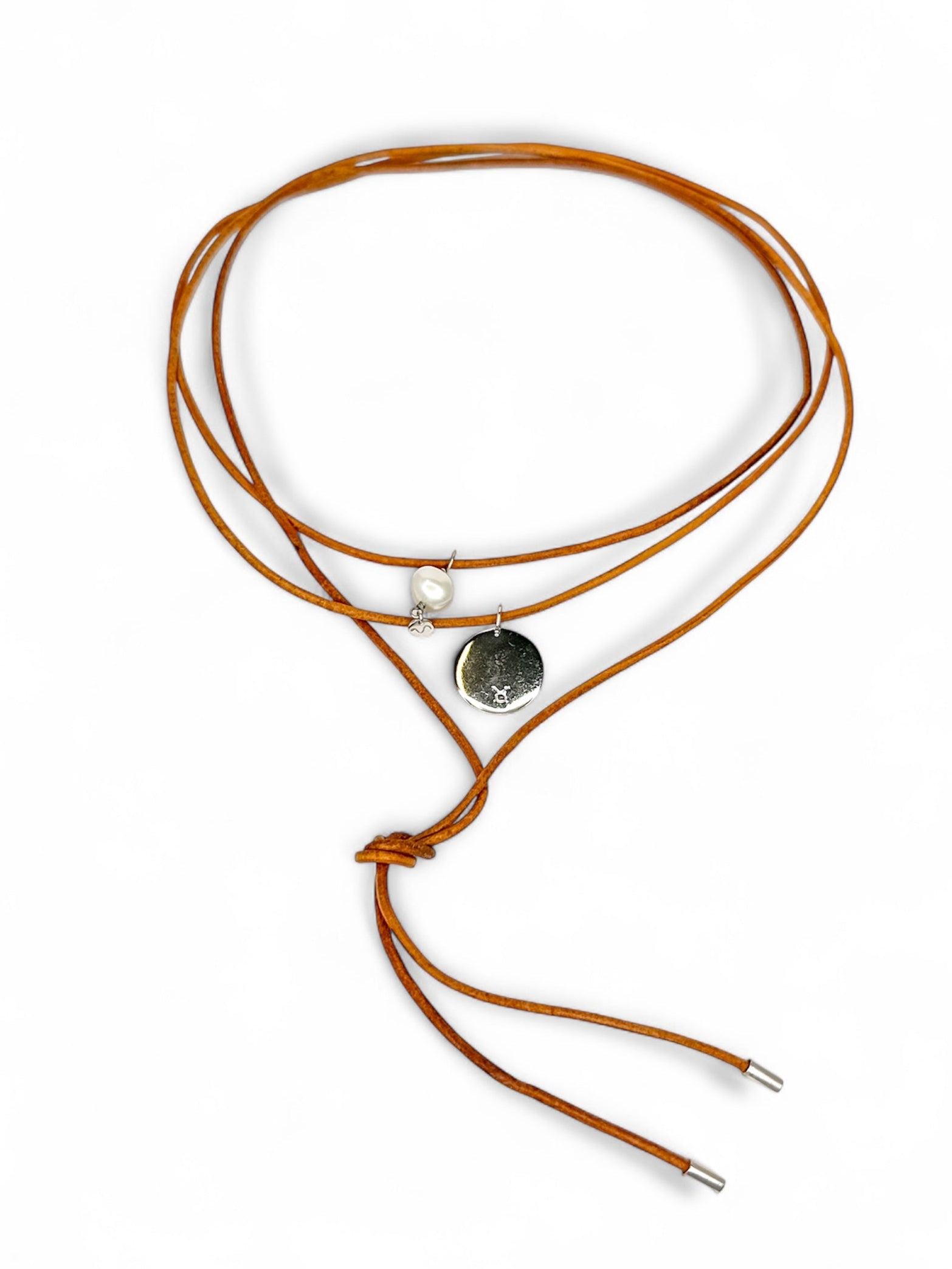 Colar em couro natural com três voltas e ponteiras em prata 925, um pingente com pérola natural de 8mm e uma medalha em prata com desenho dos signos personalizado.