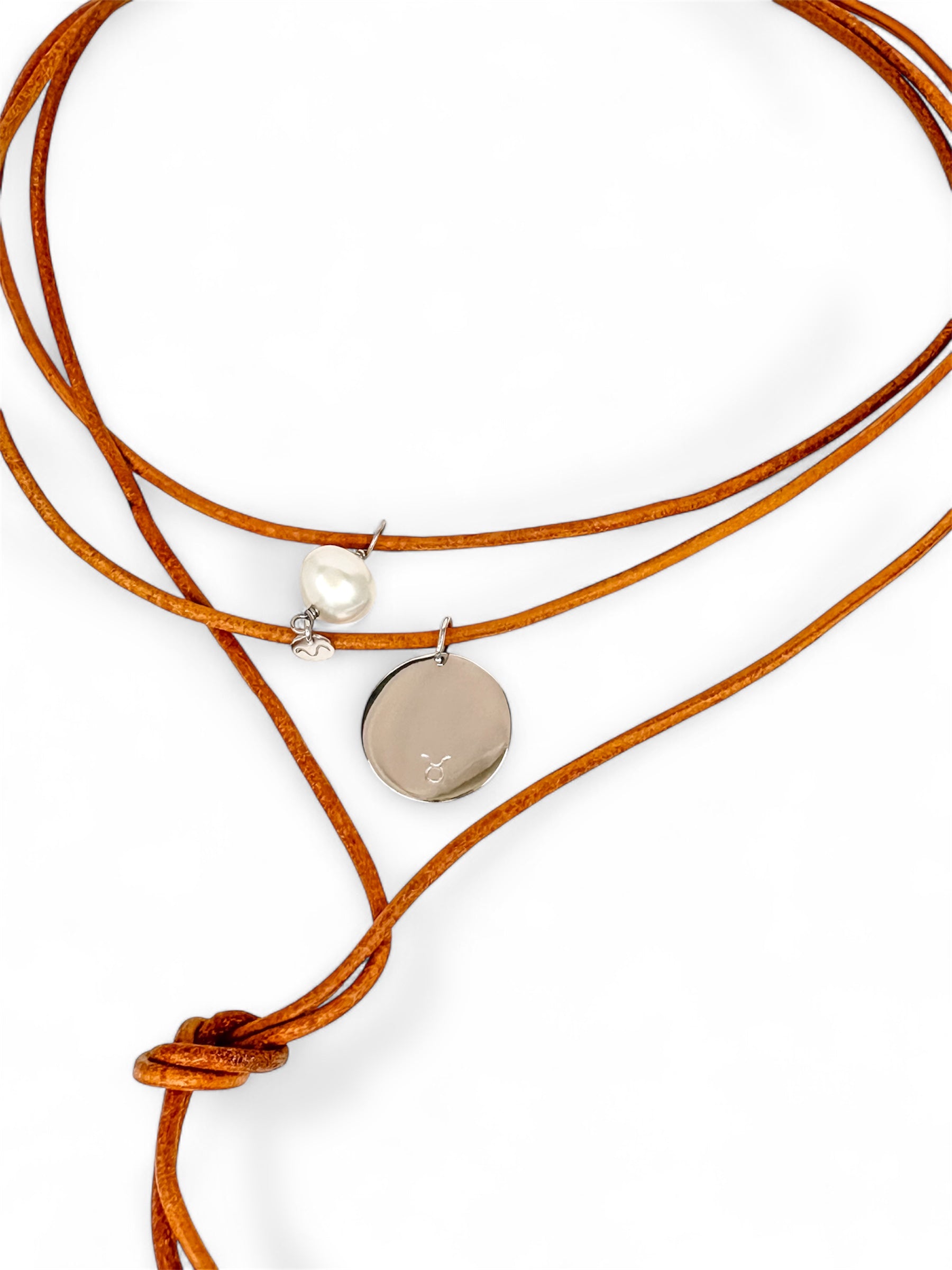 Colar em couro natural com três voltas e ponteiras em prata 925, um pingente com pérola natural de 8mm e uma medalha em prata com desenho dos signos personalizado.