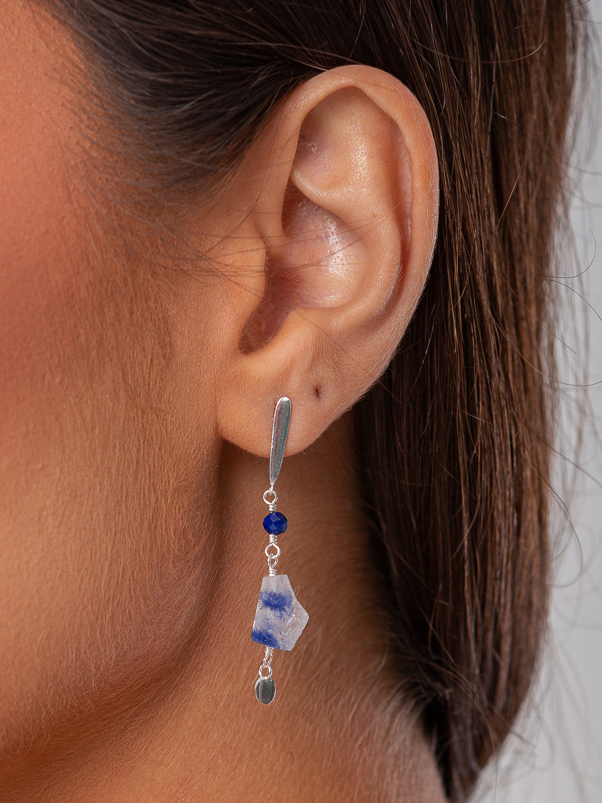 Brinco em prata com pedra natural Dumortierita e lápis lázuli.